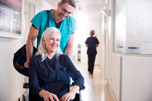 Frau im Rollstuhl wird aus Krankenhaus entlassen
